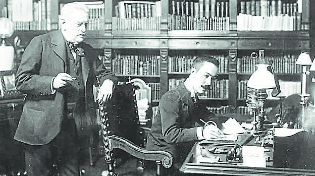 El escritor egabreense Juan Valera trabajando en su estudio con su secretario