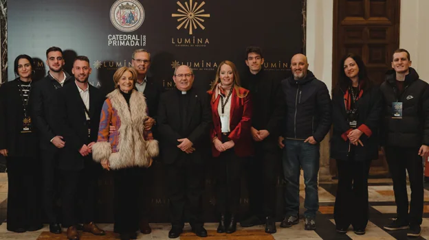 Parte del equipo de Lumina con el deán Juan Pedro Sánchez Gamero. La directora cultural del proyecto, Patricia Letamendía, aparece a su izquierda