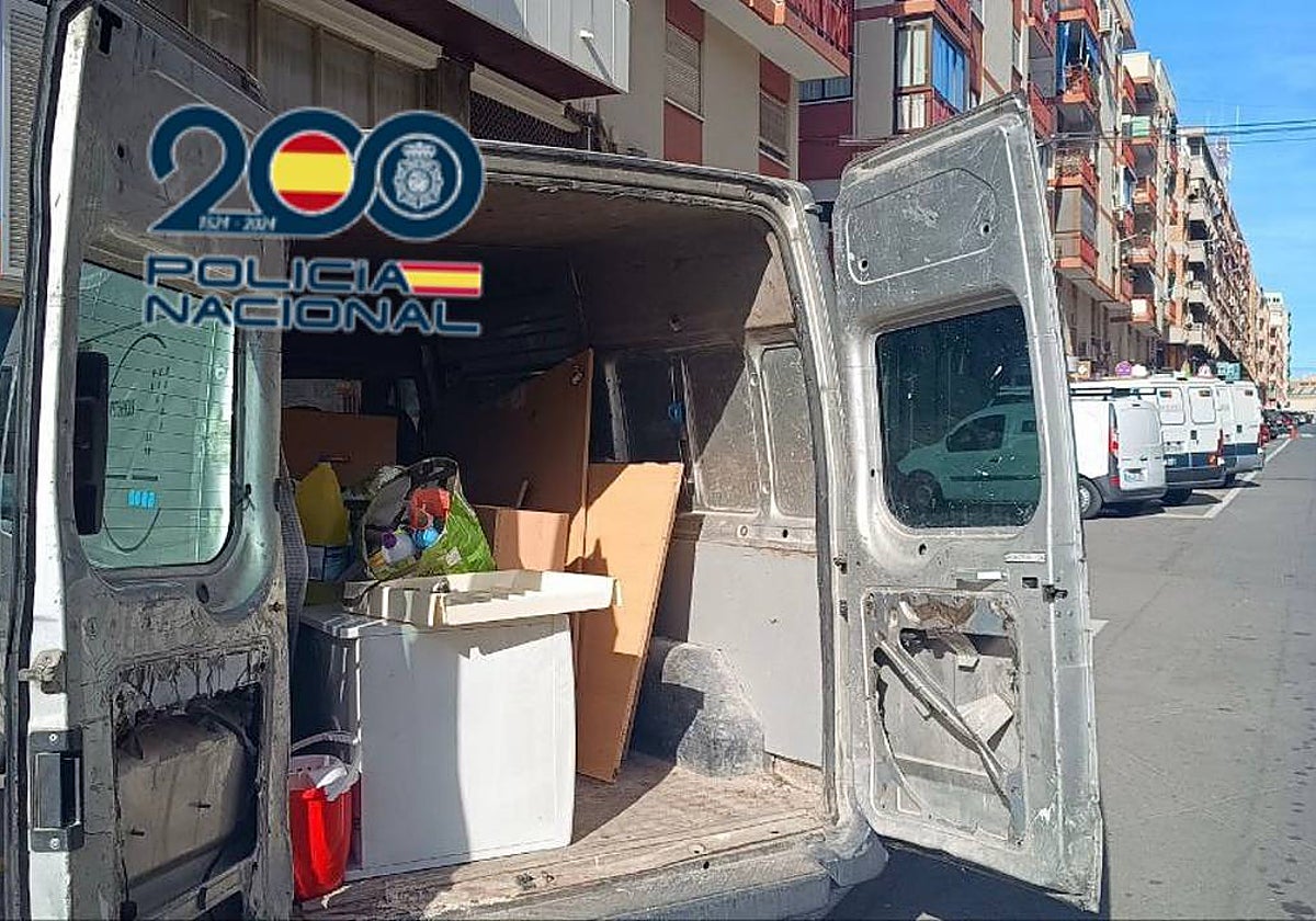 Imagen de la furgoneta en la que los detenidos querían trasladar los enseres sustraídos
