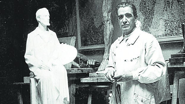 Mateo Inurria, modelando en su estudio