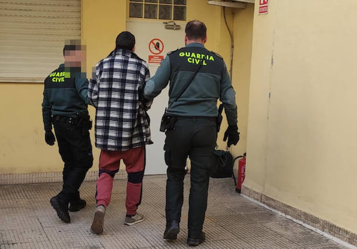 Imagen de una de la detenciones llevadas a cabo por la Guardia Civil