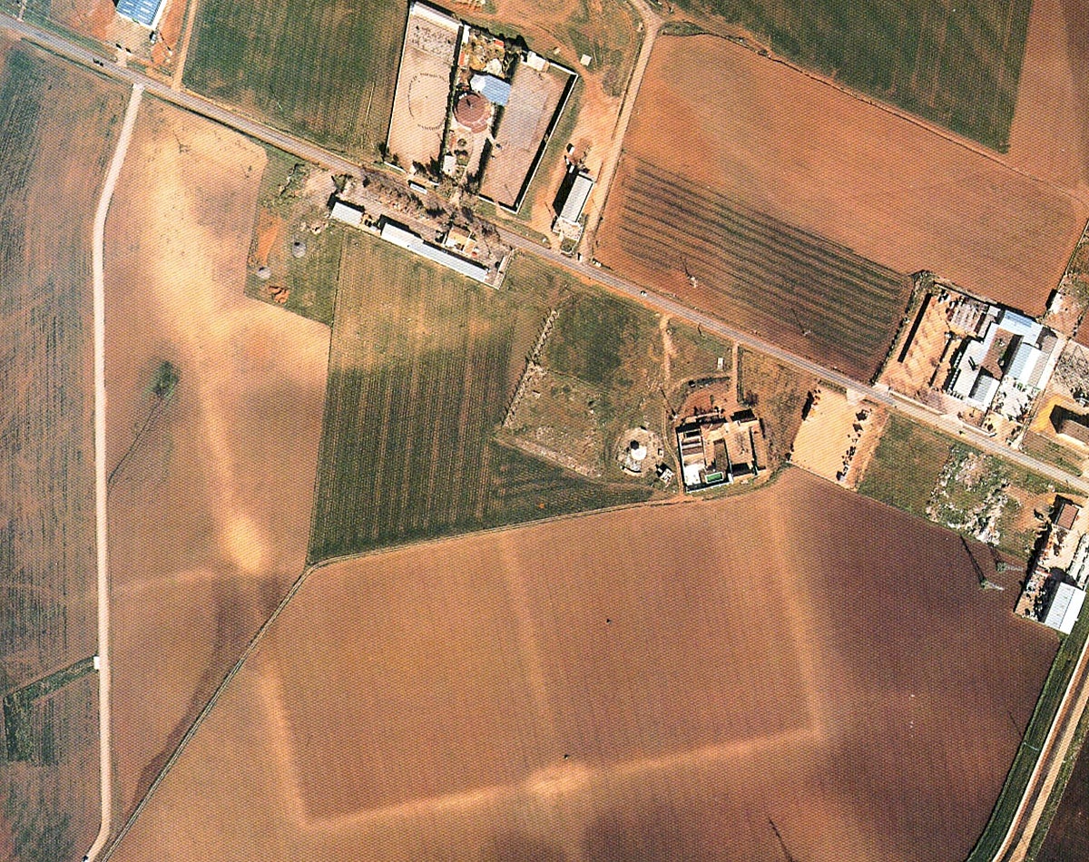 Imagen de satélite del perímetro de los restos de Turruñuelos, en forma rectangular y de 500 metros de longitud