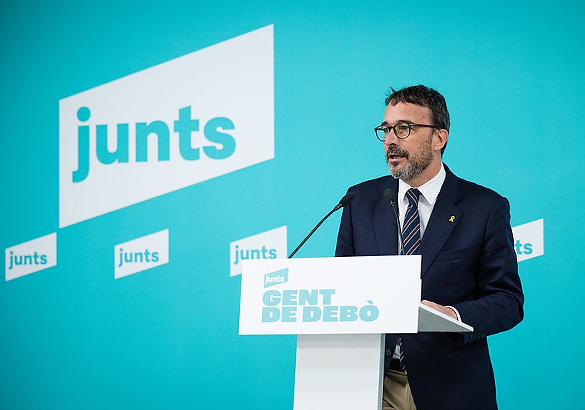 Josep Rius, portavoz de Junts, durante una rueda de prensa de la formación que lidera Carles Puigdemont