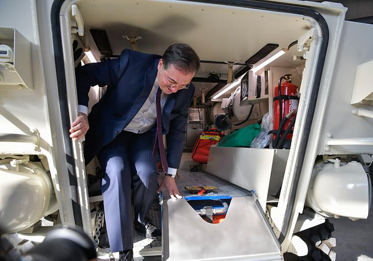 El ministro de Asuntos Exteriores, José Manuel Albares, en una visita a la empresa Tecnove en Herencia (Ciudad Real)