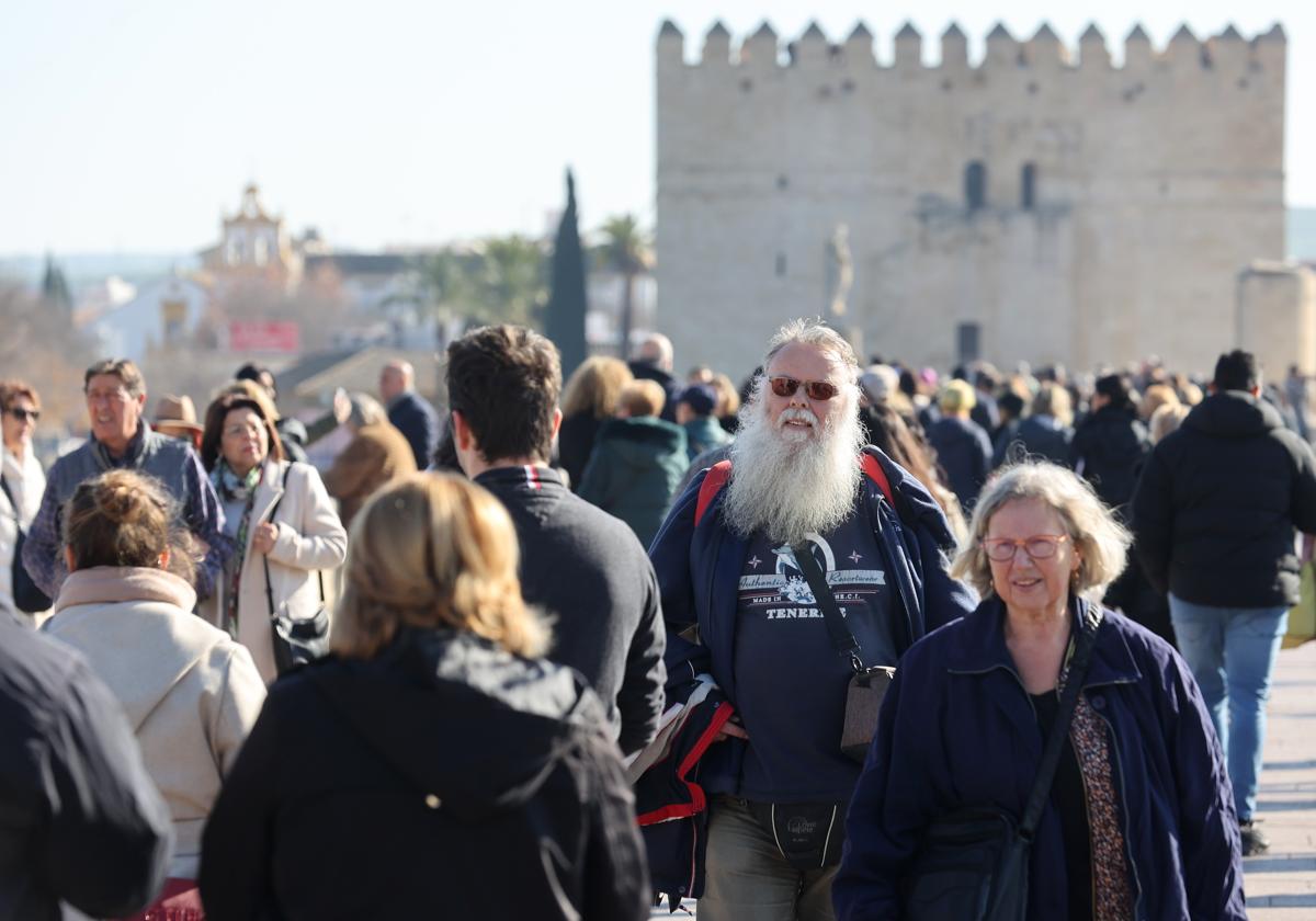 Ambiente de turistas en el Puente Romano durante esta Navidad