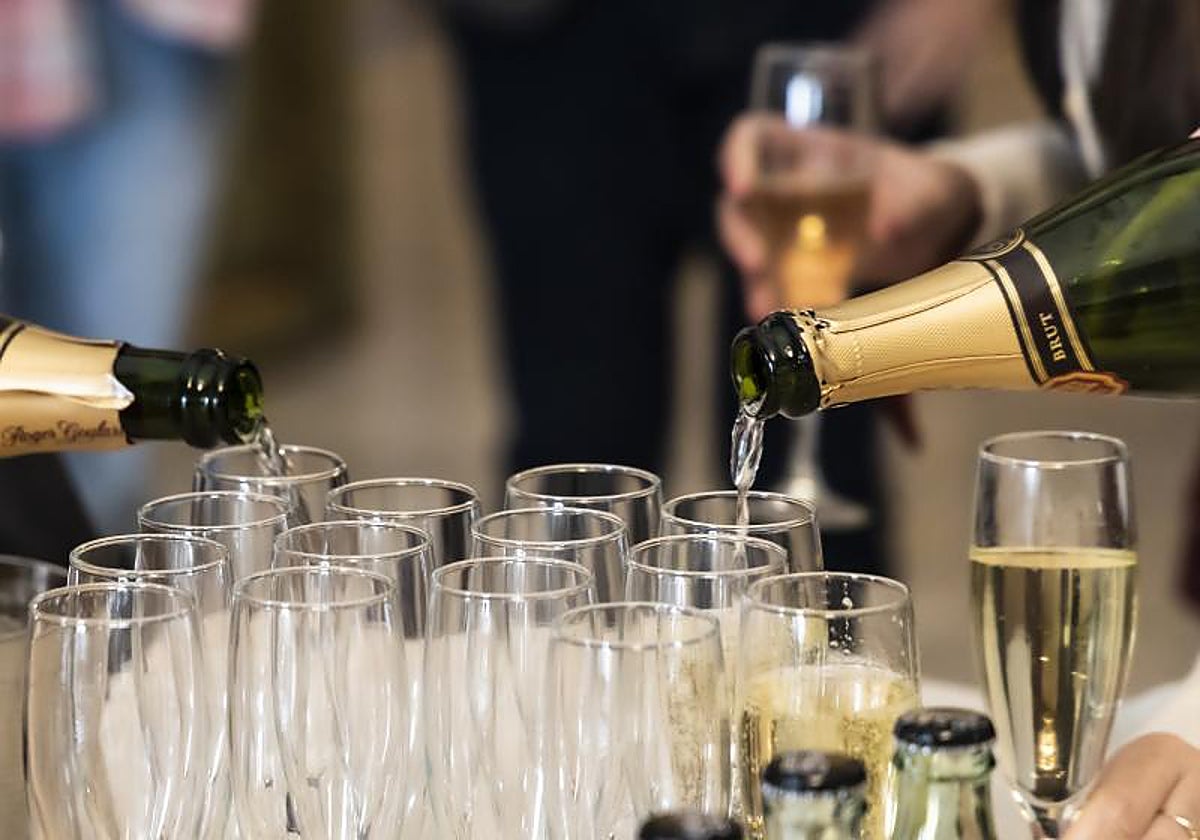 Imagen de archivo de camareros sirviendo copas de cava