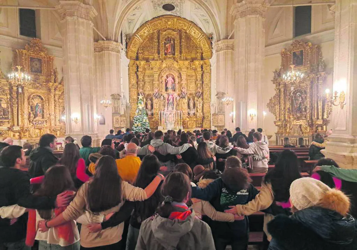 Jóvenes durante la hora santa en la parroquia burgalesa de San Lorenzo