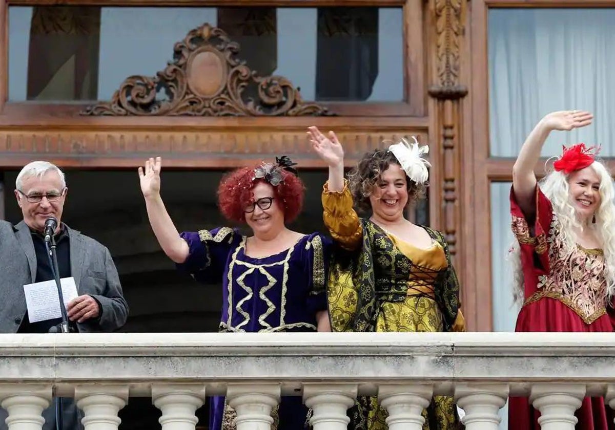 Imagen de archivo de las 'Magas Republicanas' saludando desde el balcón del Ayuntamiento junto con Joan Ribó
