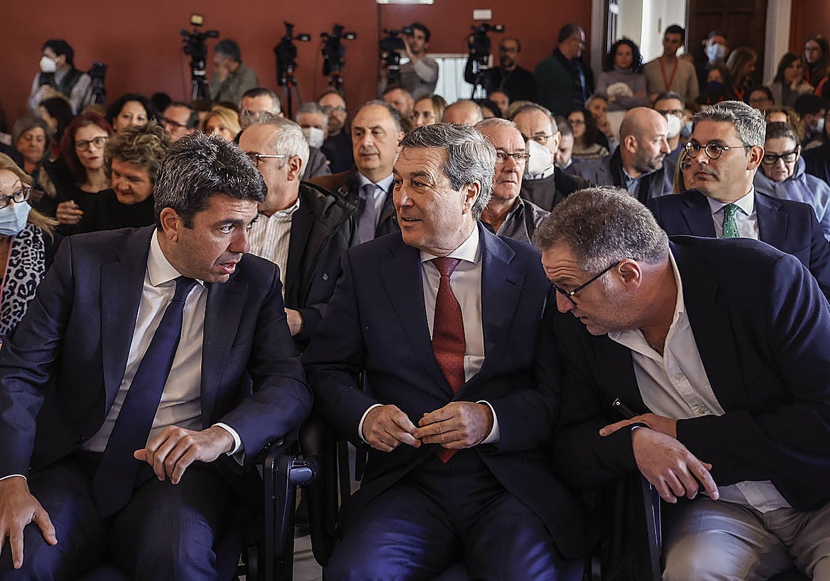 Imagen del presidente de la Generalitat, Carlos Mazón; el conseller de Sanidada, Marciano Gómez, y el director de la Oficina de Salud Mental, Bartolomé Pérez, este lunes en la presentación del Plan Valenciano para la Salud Mental y las Adicciones 2024-2027