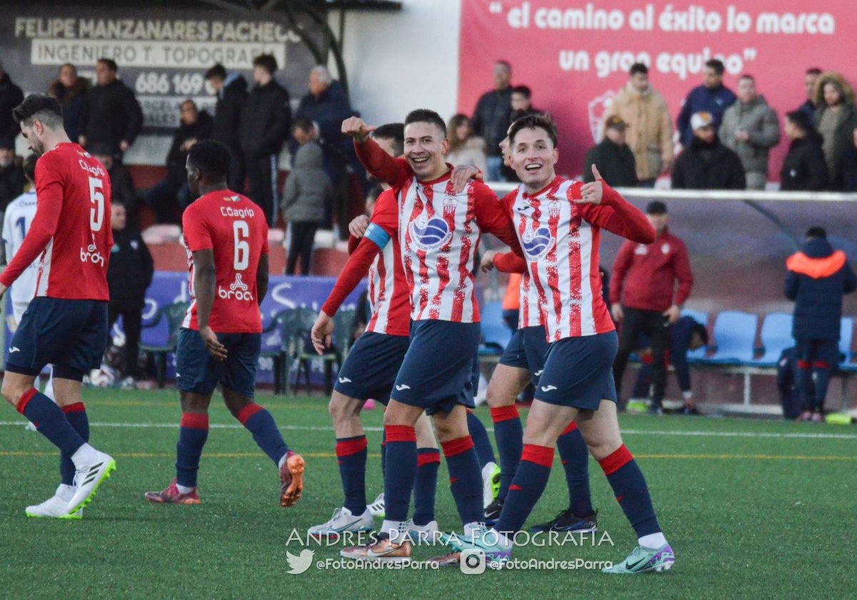 El Pedroñeras ganó 2-0 al Valdepeñas, con goles de Hernán Jiménez y Borja Arellano, en un duelo entre los dos primeros del grupo I de Preferente