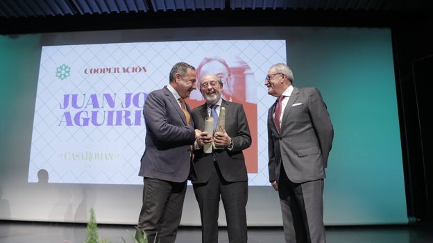 El momento en que Miguel Aguirre recogió el premio