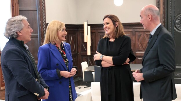 Imagen del director general de Medio Natural, Raúl Mérida; la consellera Salomé Pradas; la alcaldesa María José Catalá; y el concejal José Gosálvez, este lunes en el Ayuntamiento de Valencia