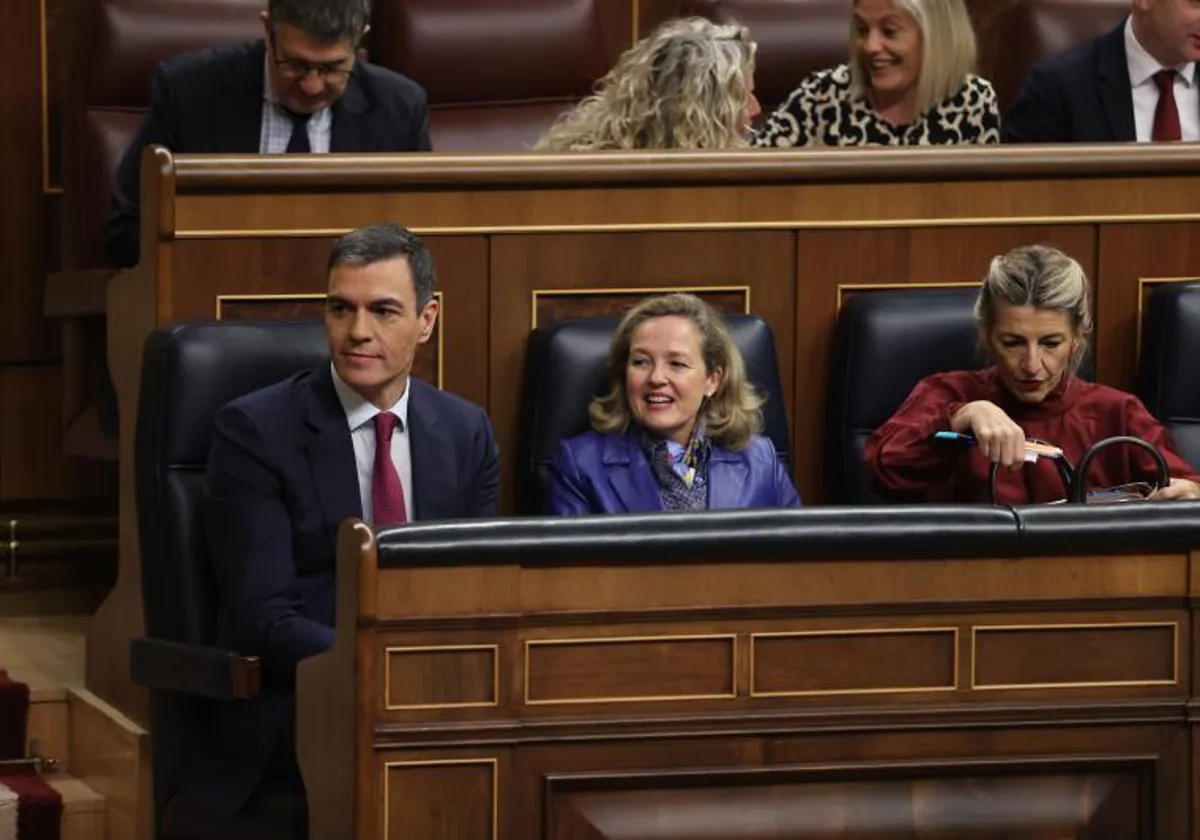 El presidente del Gobierno, Pedro Sánchez, junto a Nadia Calviño y Yolanda Díaz en el hemiciclo