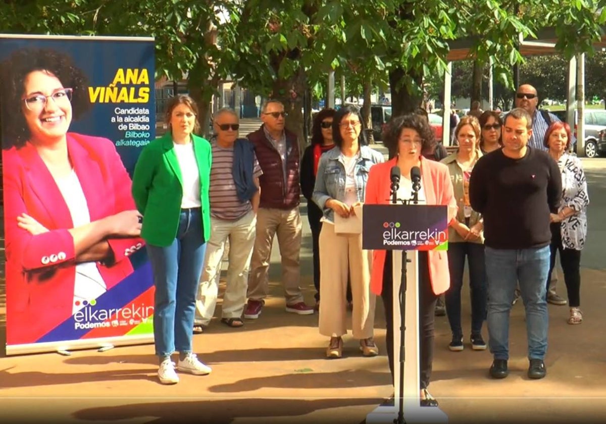 Alba García (derecha con chaqueta verde) participa en un acto de campaña de Podemos junto a la candidata del Ayuntamiento de Bilbao, Ana Viñals, en la campaña electoral del 28M