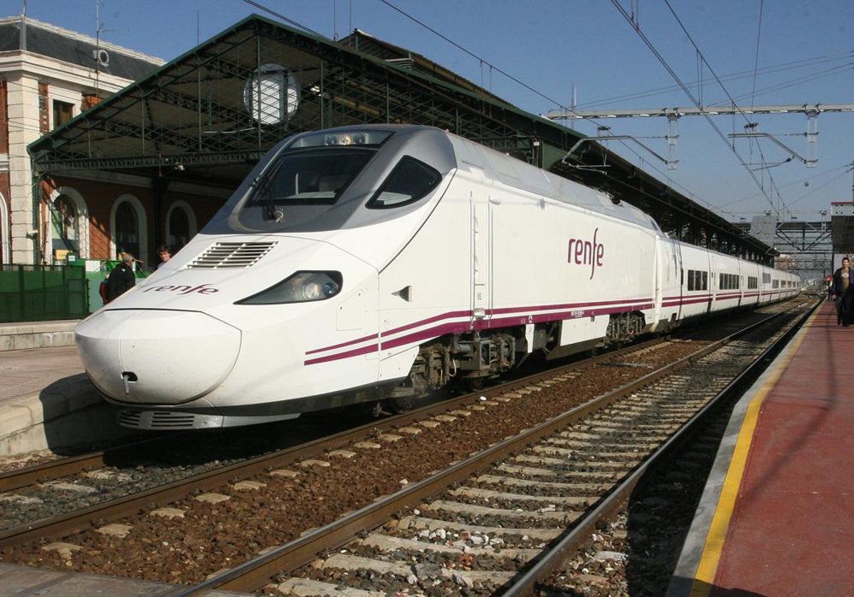 Un tren de Alta Velocidad en la estación de Valladolid