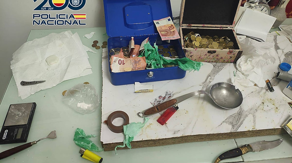 Imagen de la droga, dinero y otros objetos intervenidos en la operación policial