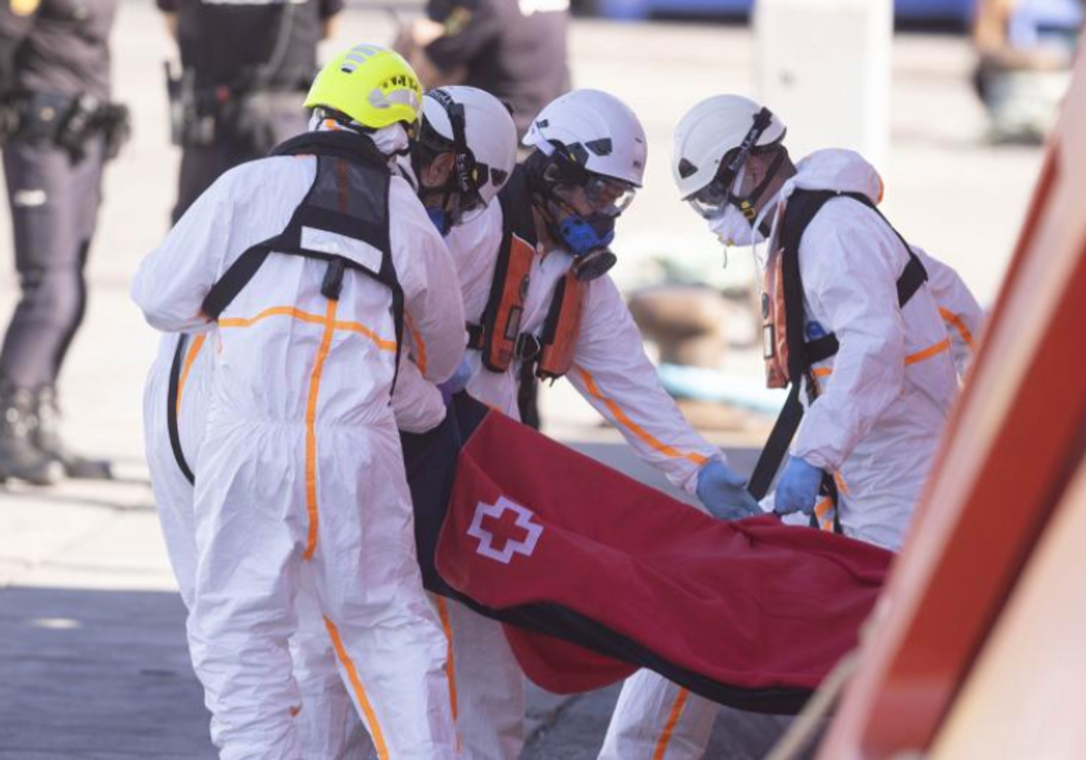 Rescate de los cuerpos de cinco migrantes de un cayuco  a la deriva en aguas de El Hierro con 15 supervivientes