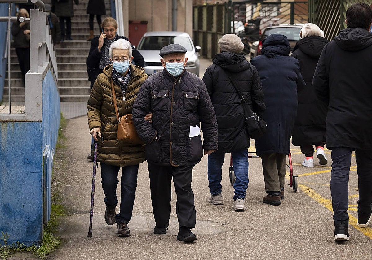 Varias personas, a la entrada de un centro de salud de Valladolid