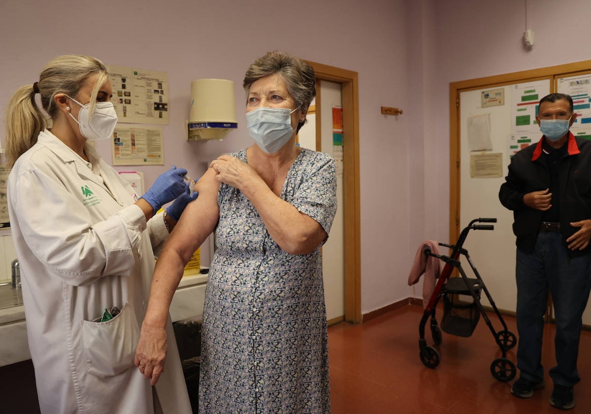 Una mujer se vacuna en un centro de salud de Córdoba