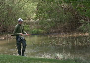 La Junta reparte 7.277 permisos de pesca para los cotos de Castilla y León durante la temporada 2024