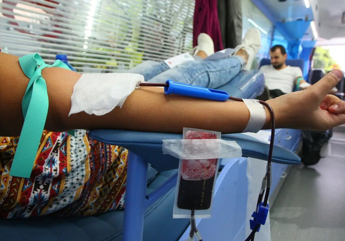 Imagen de archivo de varias personas donando sangre