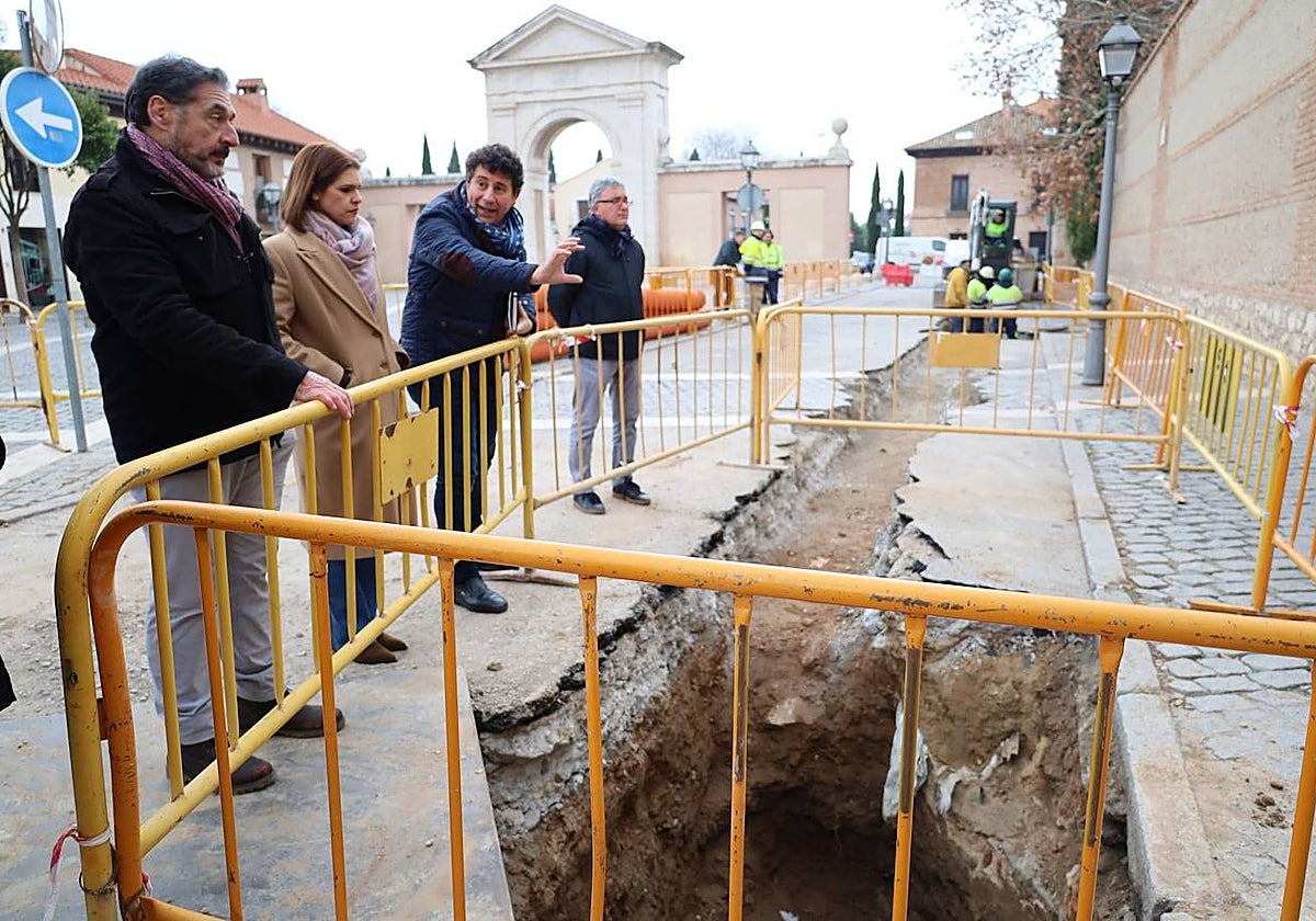 La alcaldesa de Alcalá, Judith Piquet, sigue las explicaciones sobre los restos de la muralla