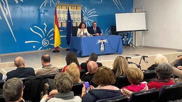 El alcalde de Benidorm, Toni Pérez, y la presidenta de 'El Faro de Alejandría', María Isabel López Villanueva, en el foro inaugurado en la Casa del Fester.