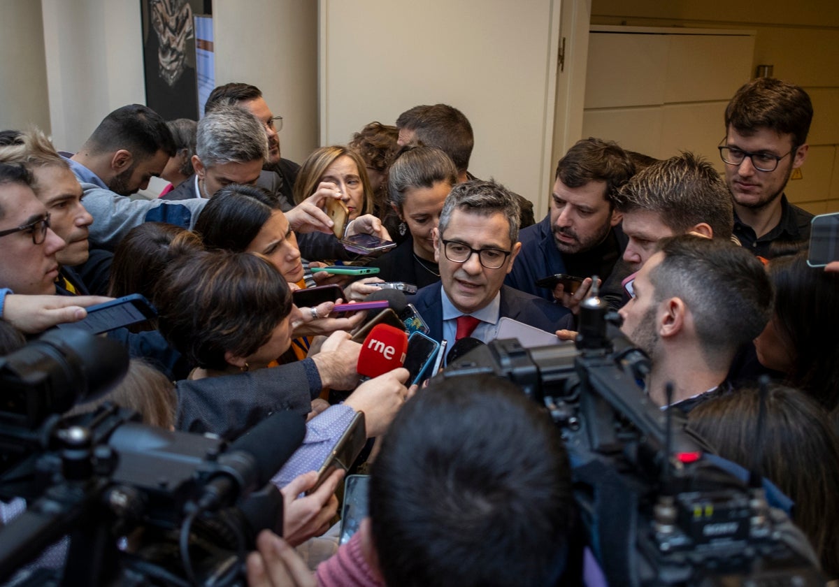 Félix Bolaños atiende a los medios, este miércoles en los pasillos del Senado