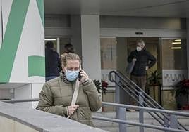 La mascarilla será obligatoria en los centros sanitarios de Andalucía mientras los contagios sigan al alza