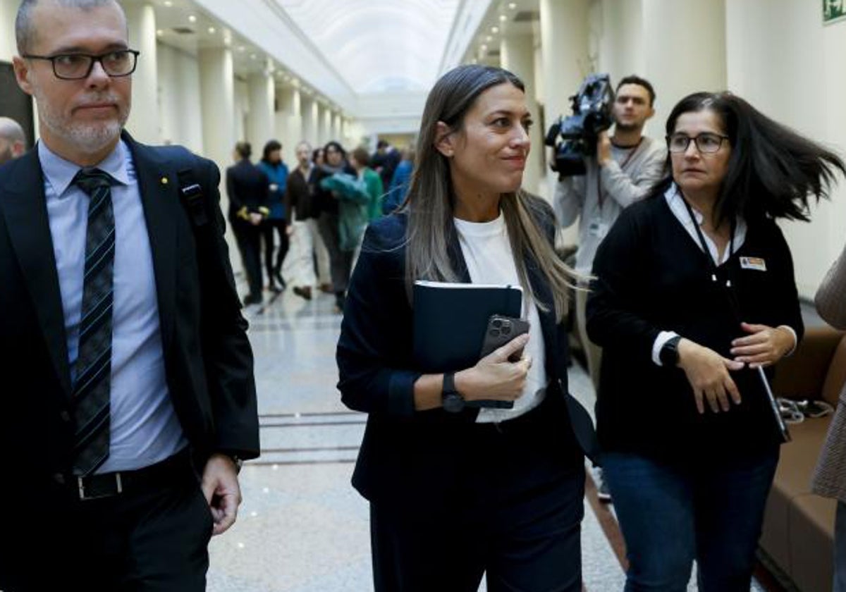 La portavoz de Junts a su entrada al Pleno que debatía los decretos