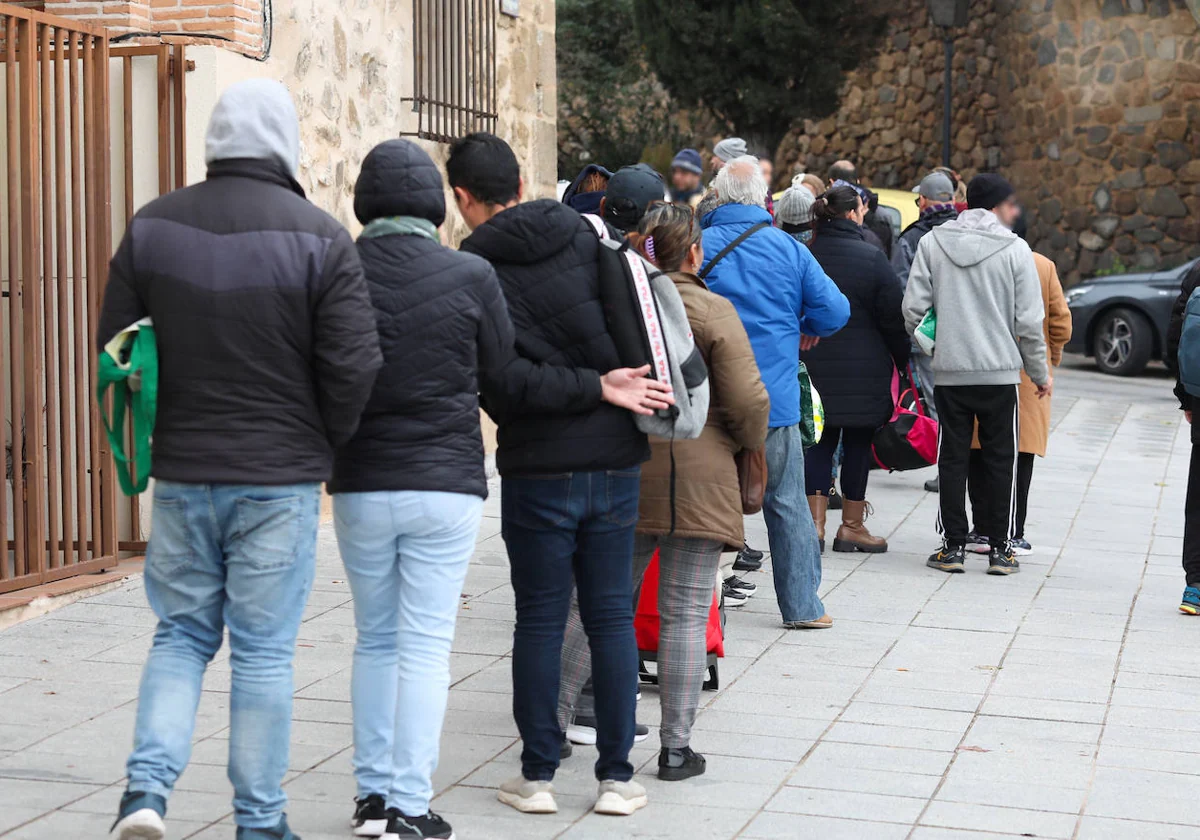 Cola de personas que aguardaban este miércoles su turno para conseguir algo de alimento en 'Socorro de los Pobres'