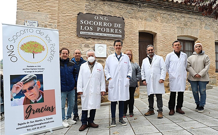Imagen principal - Voluntarios de 'Socorro de los Pobres' (1). Almacén con alimentos (2). Una familia haciendo recogiendo juguetes y alimentos (3)