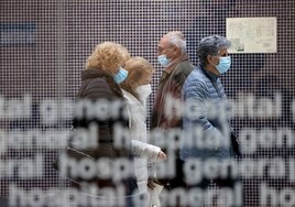 Fotos: el regreso de las mascarillas en los espacios de salud en Córdoba