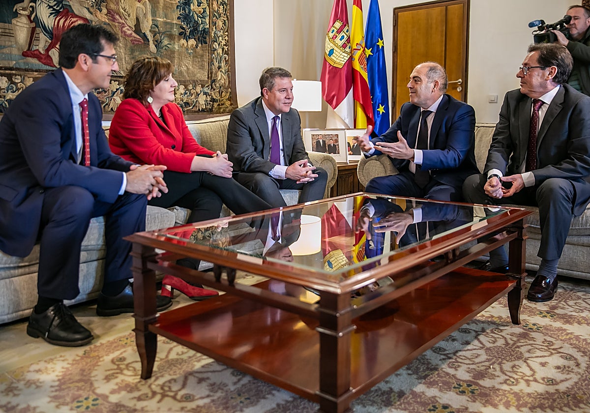 Un momento de la reunión entre García-Page y Lorenzo Amor este jueves