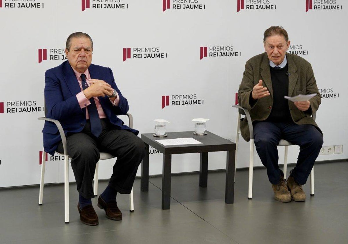 Imagen del presidente y el presidente ejecutivo de la Fundación Premios Rei Jaume I, Vicente Boluda y Javier Quesada, este jueves en rueda de prensa