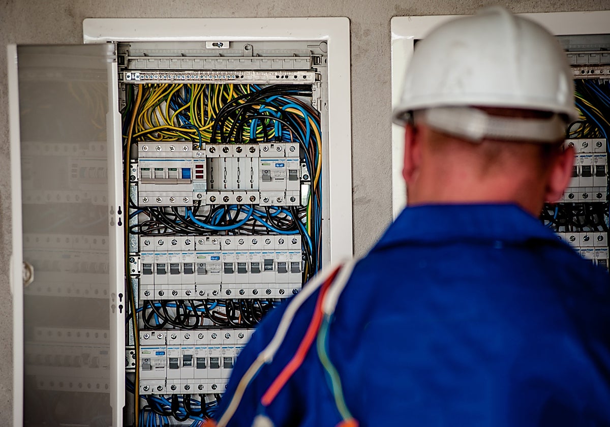 Oficios tradicionales como electricista o carpintero siguen siendo muy demandados debido a la dificultad para automatizar sus servicios