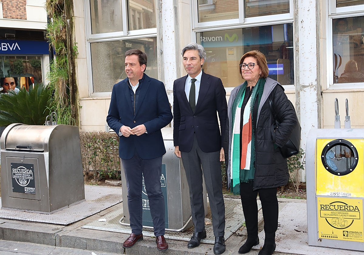 El alcalde de Lucena junto al presidente de Epremasa Andrés Lorite y otra edil lucentina