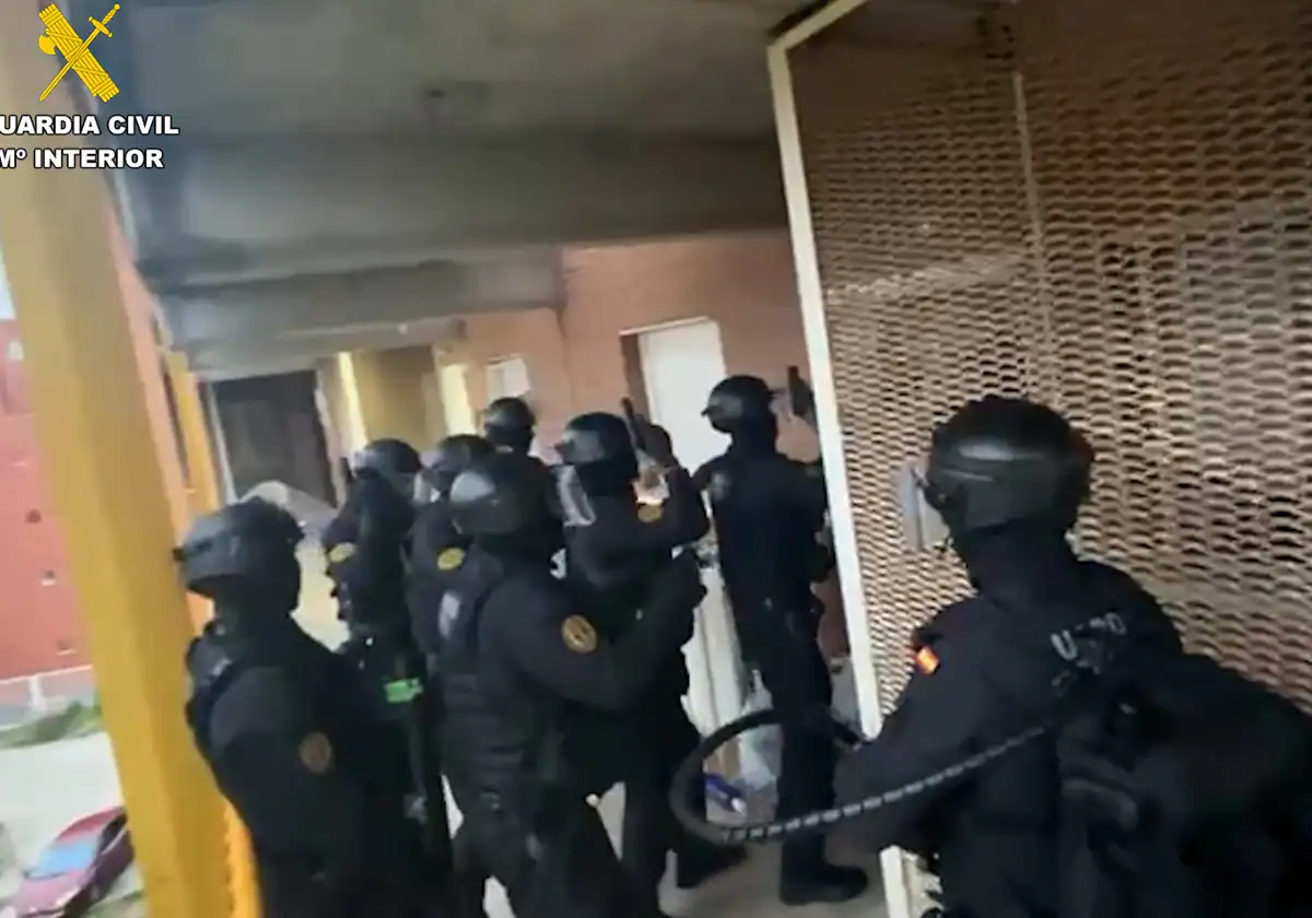 Los agentes de la Guardia Civil intervienen durante la operación