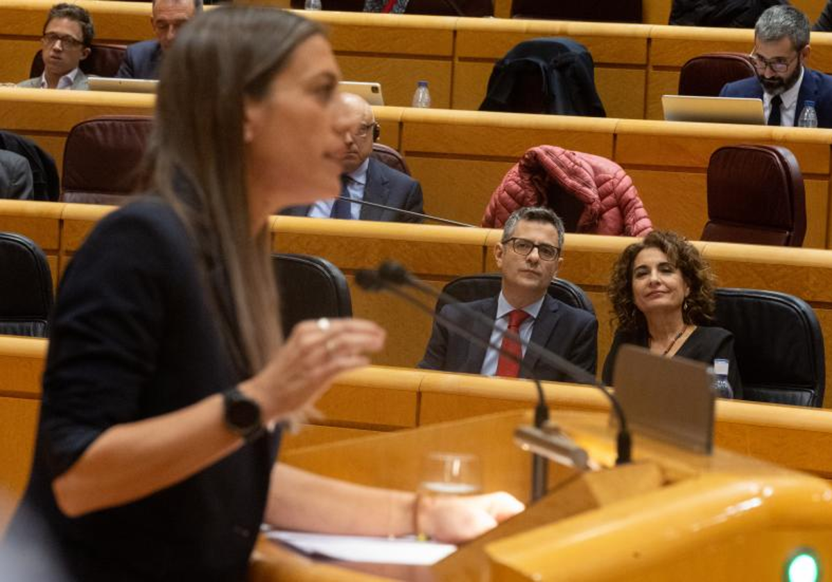 Míriam Nogueras, ayer desde la tribuna de oradores del Congreso, y los ministros Félix Bolaños y María Jesús Montero, en sus escaños del Gobierno