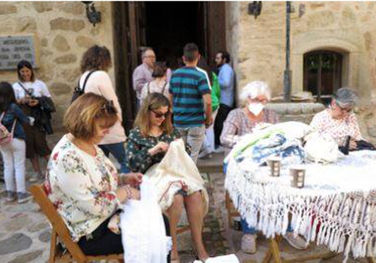 Artesanas textiles de Orgaz en el Encuentro Multilabores de la Junta profiesta de Primavera