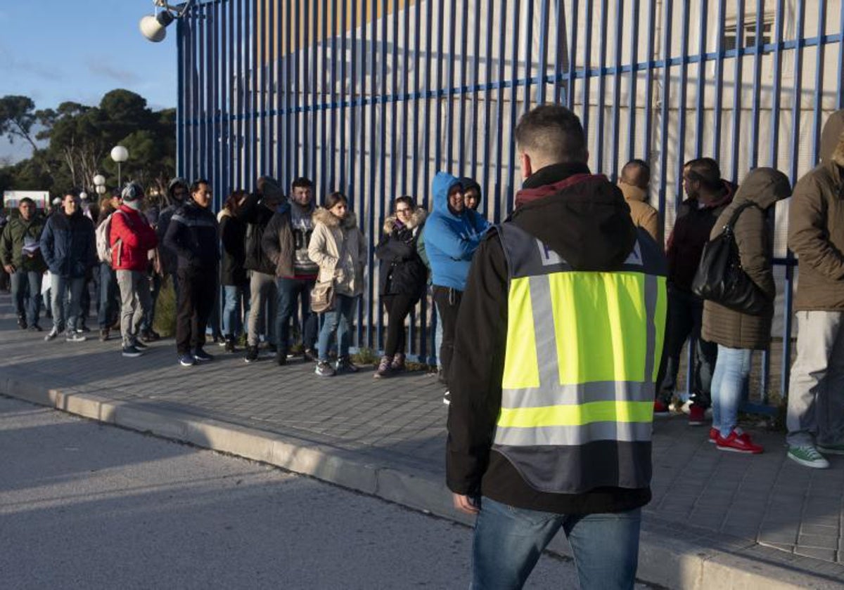 Brigada Provincial de Extranjería de la Policía Nacional inspecciona colas de personas para solicitar y pedir asilo en España