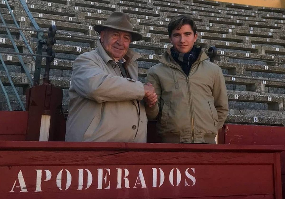 Vicente Romera y Esteban Gordillo se dan el clásico apretón de manos en la plaza de toros de Toledo