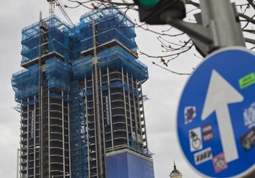 El desmontaje de una grúa de la obra en las Torres de Colón provocará cortes de tráfico en la calle Génova