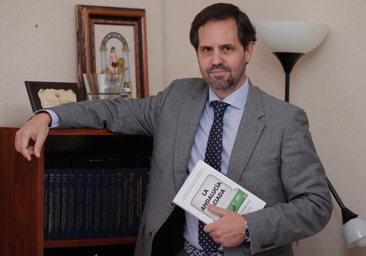 El autor del libro editado por Almuzara, en su despacho de abogados