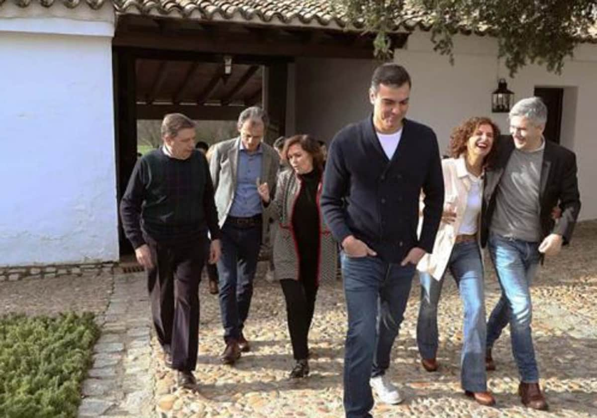 Sánchez con algunos de sus ministros en la finca 'Quintos de Mora' en una imagen de archivo