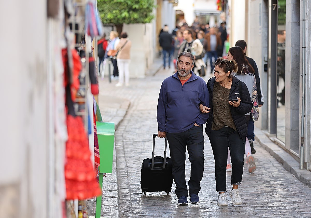 Turistas caminan en la Judería