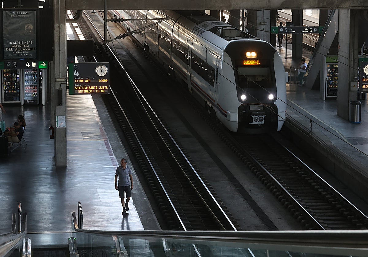 Un tren llega a la estación de Córdoba con el reloj al lado