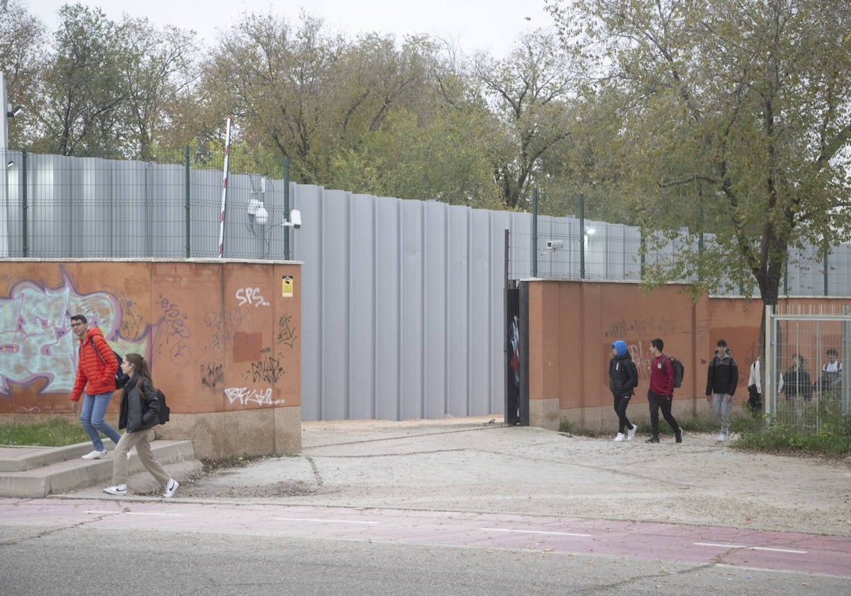 Acceso a las instalaciones del centro de acogida de inmigrantes de Alcalá de Henares