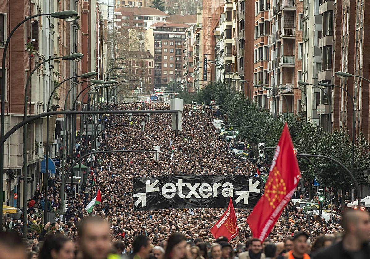 Decenas de miles de personas se han manifestado en Bilbao a favor de los presos de ETA