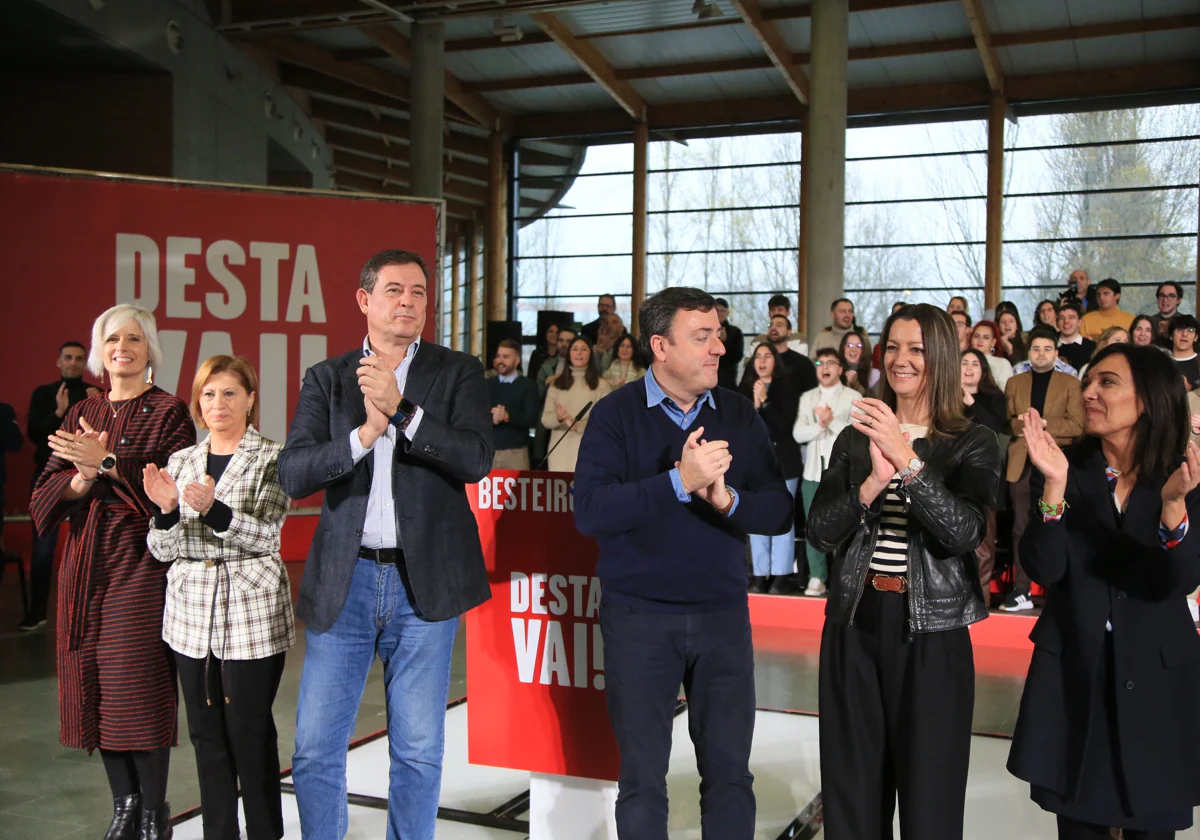 Bestiero, junto a González Formoso y las candidatas socialsitas